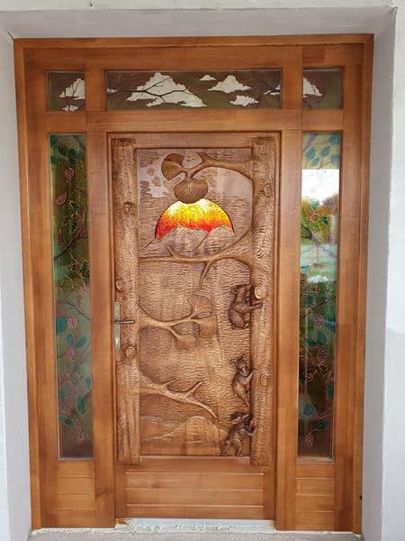 Egyedi faragott ajtó